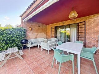 Casa a schiera in Carretera del Plantío. Chalet adosado en venta, carretera del plantío, majadahonda, mad