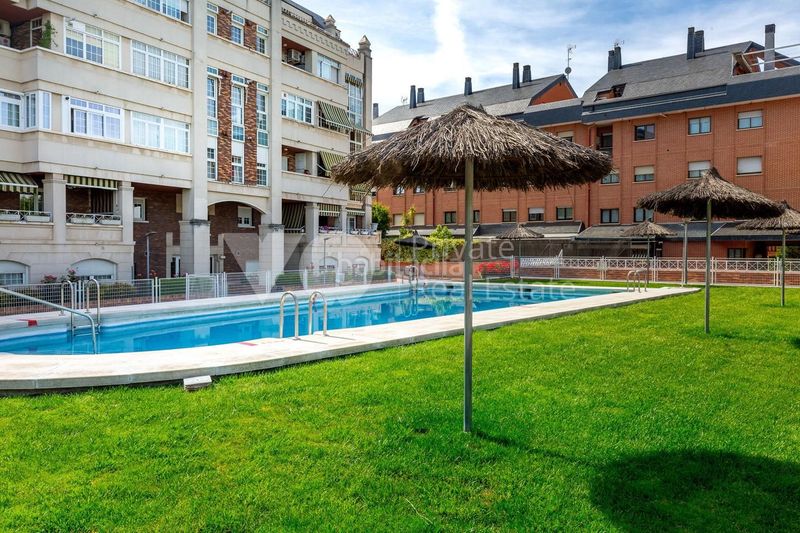Foto 55283434-e1a7-4c26-b13d-332ee911895f. Dúplex amb calefacció aparcament piscina a Casco Antiguo Majadahonda