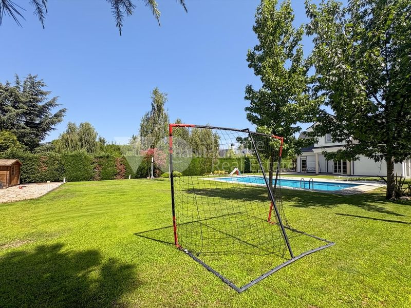 Foto 1f0f3a24-0029-46c2-bcd2-07251f0c51a5. Casa amb calefacció aparcament piscina a Las Lomas Boadilla del Monte
