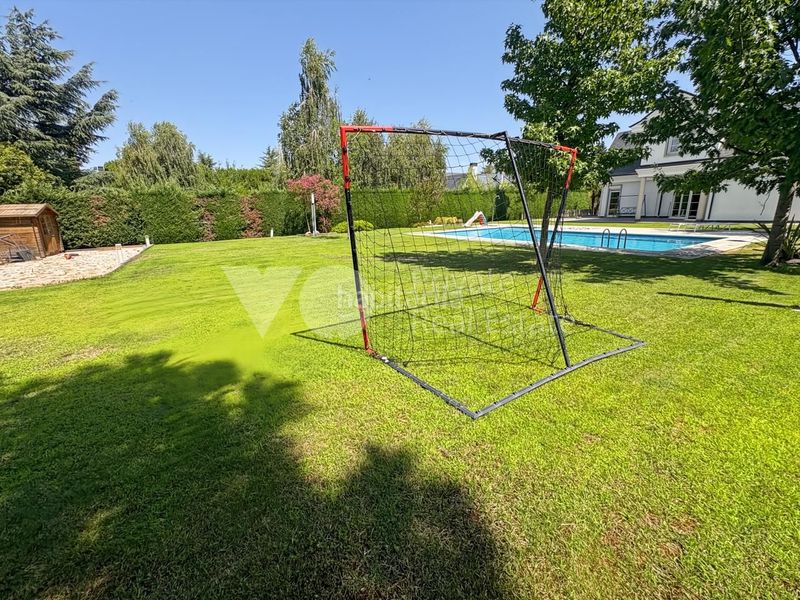 Foto 443f5539-edee-416c-a243-2ebb1cd4ac7c. Casa amb calefacció aparcament piscina a Las Lomas Boadilla del Monte