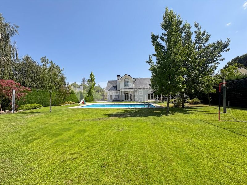 Foto a30e3a16-a0a4-41c4-b66d-e423450e5f92. Casa amb calefacció aparcament piscina a Las Lomas Boadilla del Monte