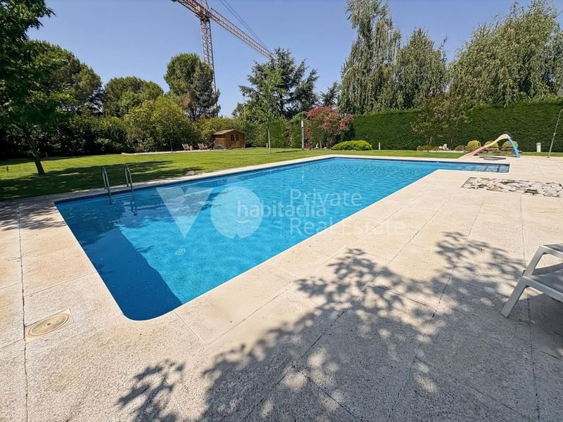 Foto a4f99334-eca0-4e67-904c-ec09072b1346. Casa amb calefacció aparcament piscina a Las Lomas Boadilla del Monte