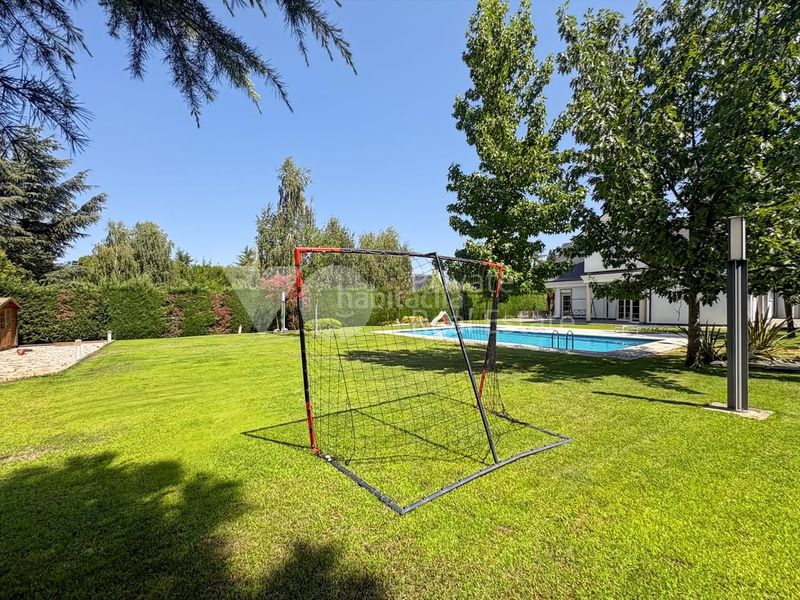 Foto c1aa3208-5574-4676-ba60-73bd549eb7d4. Casa amb calefacció aparcament piscina a Las Lomas Boadilla del Monte