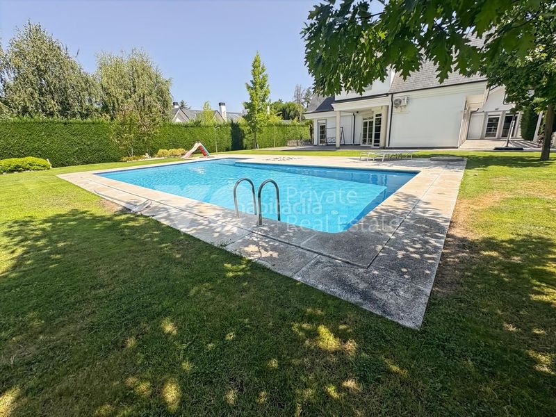 Foto e4883793-aafd-4959-8923-cccafea7832f. Casa amb calefacció aparcament piscina a Las Lomas Boadilla del Monte