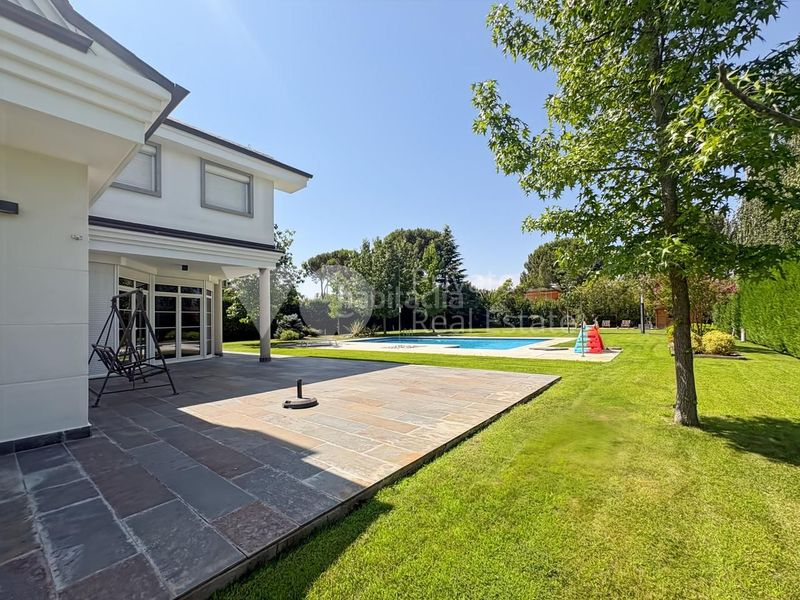 Foto f6395e89-dce8-4264-9cad-ee096752950d. Casa amb calefacció aparcament piscina a Las Lomas Boadilla del Monte