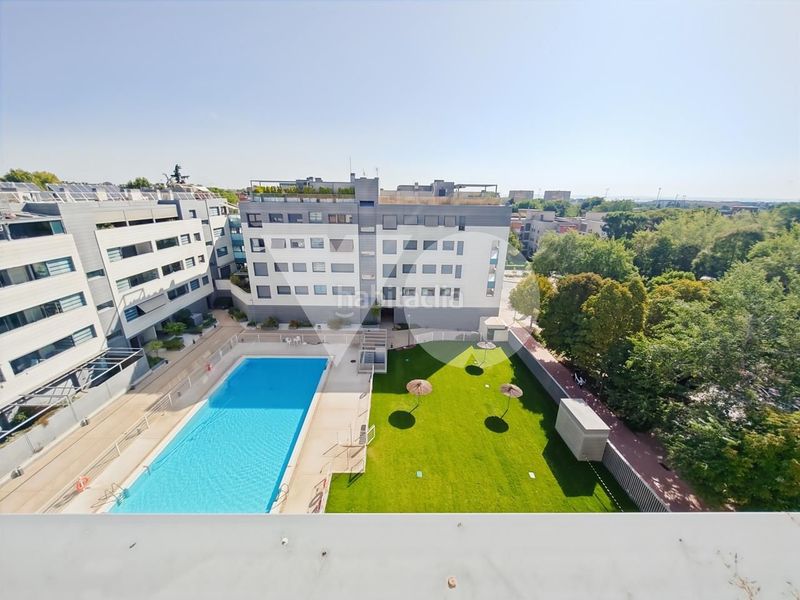 Foto 13e357e3-a308-436c-a71e-4ce96f28d40f. Dúplex amb calefacció aparcament piscina a Alameda de Osuna Madrid