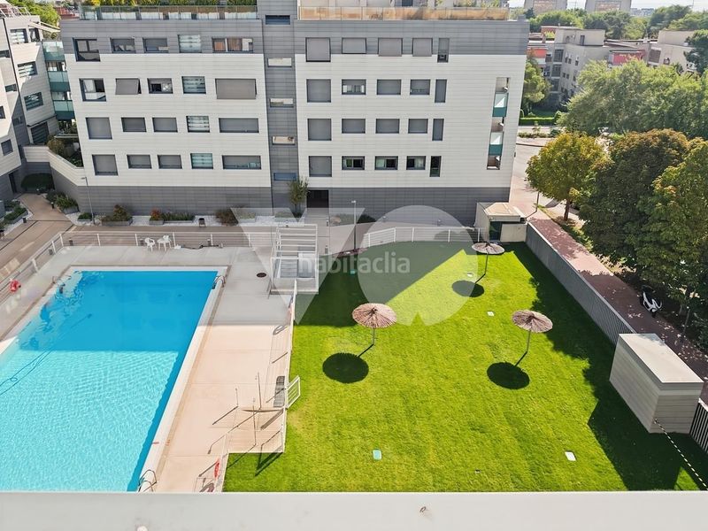 Foto 19289ea5-2a2d-4b1a-9ee0-ae3fb25f6bbf. Dúplex amb calefacció aparcament piscina a Alameda de Osuna Madrid