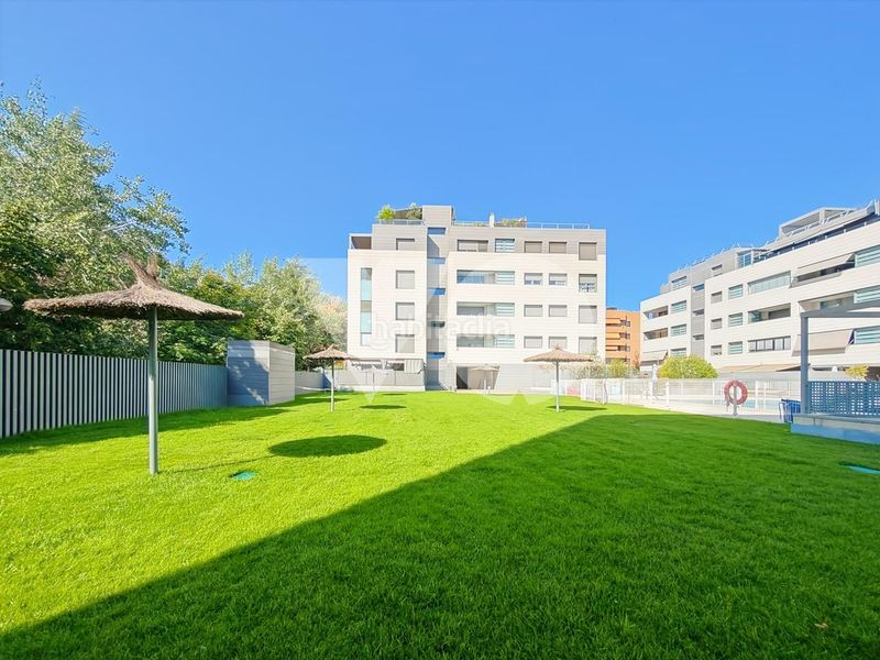 Foto 8155866b-0365-4728-993d-70cbfc4e39d6. Dúplex amb calefacció aparcament piscina a Alameda de Osuna Madrid