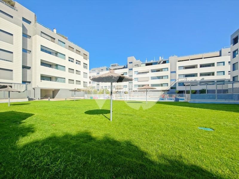 Foto bce3b619-8a84-4b21-bde7-877721ccccc1. Dúplex amb calefacció aparcament piscina a Alameda de Osuna Madrid