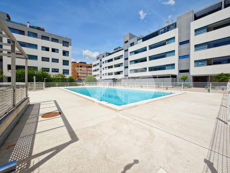 Foto c145c16f-8f45-432e-9ba2-800fd2260142. Dúplex amb calefacció aparcament piscina a Alameda de Osuna Madrid