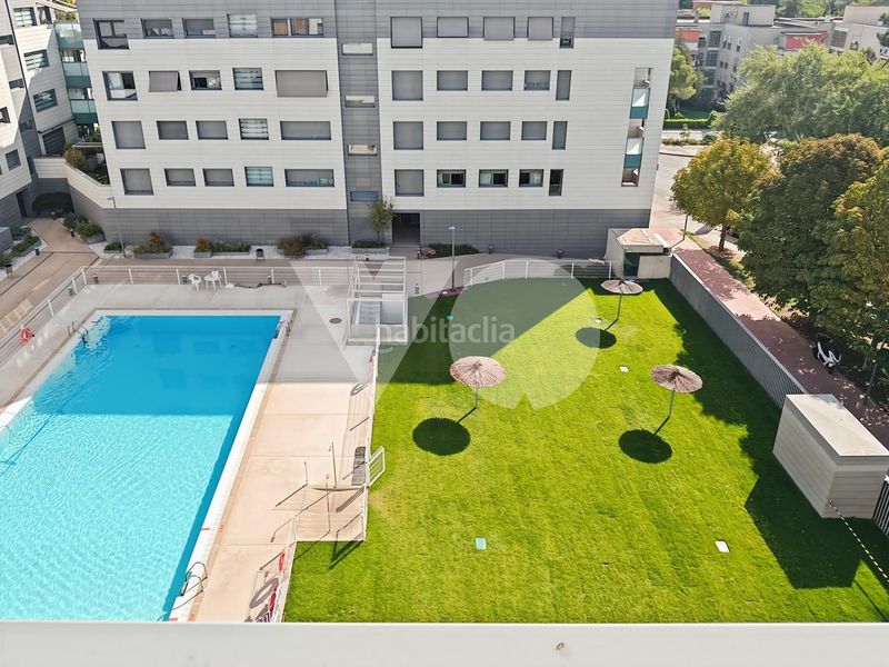 Foto d69899b5-ff02-485b-81e3-43e435689645. Dúplex amb calefacció aparcament piscina a Alameda de Osuna Madrid