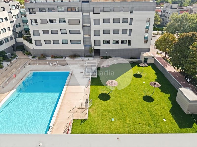 Foto e8a03356-9add-44e8-9c2d-430e3e6851ec. Dúplex amb calefacció aparcament piscina a Alameda de Osuna Madrid