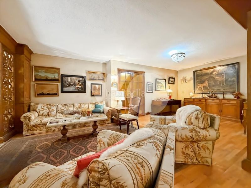 Foto 54f39fb8-5676-4c59-8c19-237c26ed1182. Casa amb calefacció aparcament piscina a Alameda de Osuna Madrid
