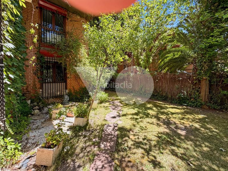 Foto 6f0f63b7-cf09-4703-896a-8225731cd77c. Casa amb calefacció aparcament piscina a Alameda de Osuna Madrid