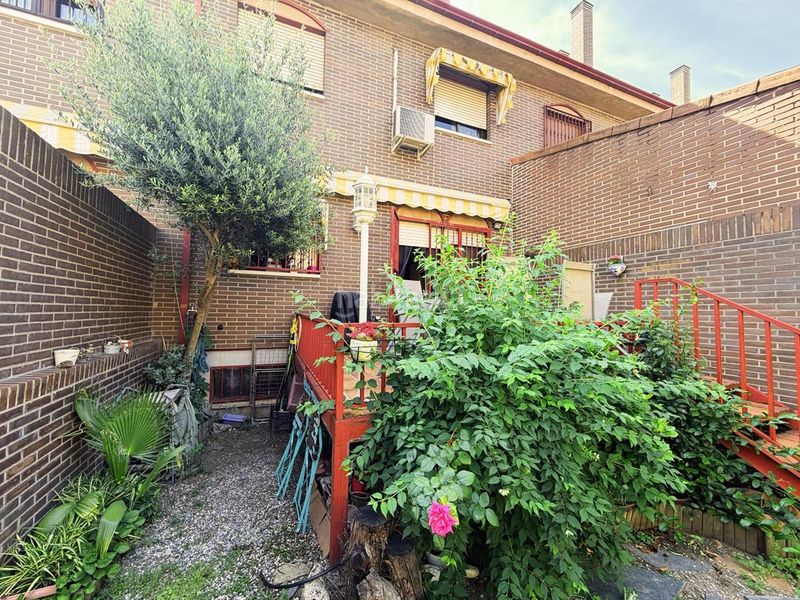 Foto e21bc101-be9e-4e0b-a1ff-7e2a7e38a96c. Casa adossada amb aparcament piscina a Sector 3 Getafe