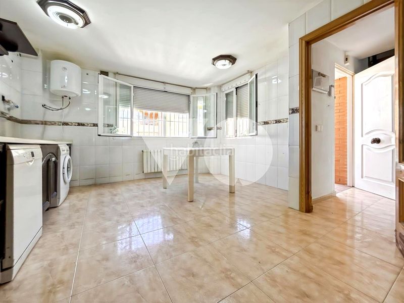 Foto 9ded84dc-1662-4500-817e-6a094b7e76bd. Casa adossada amb calefacció aparcament piscina a Arganda del Rey