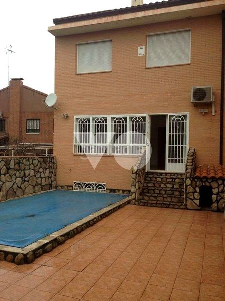 Foto a77b6267-3a9c-4e08-b0b7-470eee7e385c. Casa adossada amb calefacció aparcament piscina a Arganda del Rey