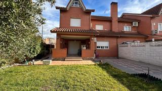 Casa aparellada a Centro. Chalet pareado en rivas centro