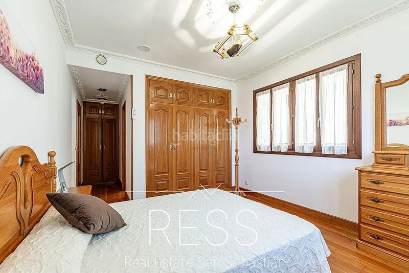 Foto a8453157-3bd0-4156-b81b-51937275f500. Xalet amb piscina a Hondarribia