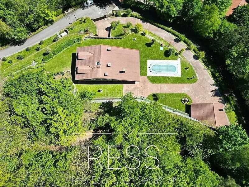 Foto b95d9206-9619-40d0-887e-675a742c8342. Xalet amb piscina a Hondarribia