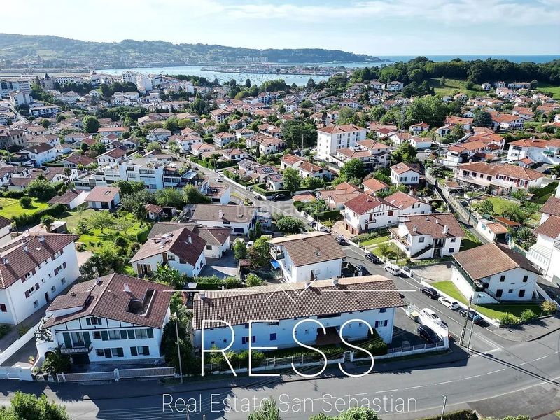 Foto 2528b42d-4ed1-4b75-ba87-baec44f732c1. Xalet amb calefacció aparcament a Hendaye