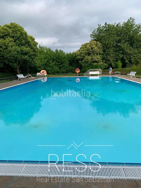 Foto 3d0bae82-e18b-499e-bb4e-c62d50443218. Àtic amb xemeneia calefacció aparcament piscina a Donostia - San Sebastián