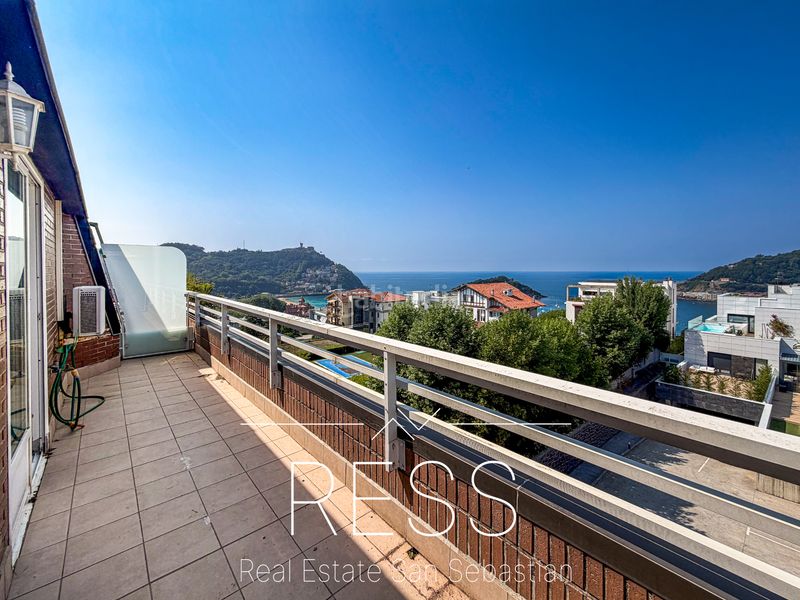 Foto ab3b6c33-3b33-4e44-be88-68d55846537a. Àtic amb xemeneia calefacció aparcament piscina a Donostia - San Sebastián
