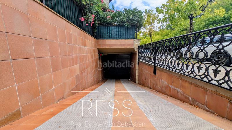 Foto ccb0b4ed-6e13-41c8-b813-e627aa37f9a3. Casa adossada amb xemeneia calefacció aparcament a Zarautz
