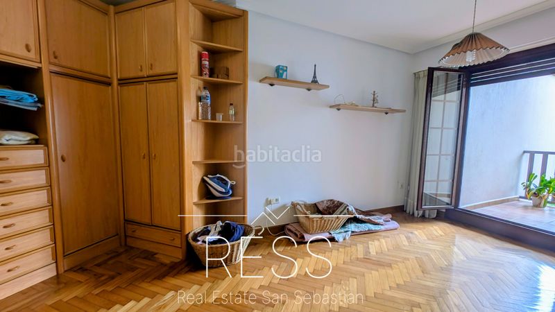 Foto e772ada8-9c63-49b7-bbe8-4dfed25295d3. Casa adossada amb xemeneia calefacció aparcament a Zarautz