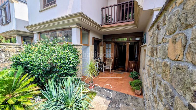 Foto e82da9cf-4321-4157-a0b5-6379ca0a3559. Casa adossada amb xemeneia calefacció aparcament a Zarautz