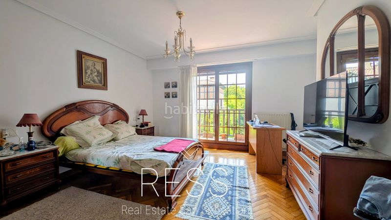 Foto e9972542-7021-49d8-b89d-e07dea32f406. Casa adossada amb xemeneia calefacció aparcament a Zarautz