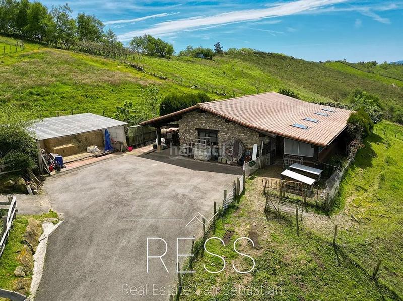 Foto b436f9f6-a893-455f-874d-1cc2a43c453f. Chalet con camino riscaldamento parcheggio in Igeldo Donostia - San Sebastián