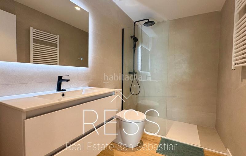 Foto 46dd5bb2-503b-4b0b-afec-cbed6d2dcc28. Piso en zumalakarregi kalea 19 ubicación premium a solo unos pasos de la playa en Zarautz