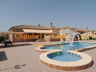Chalet à Dolores. Se vende fantastico chalet con piscina en catral !!!!