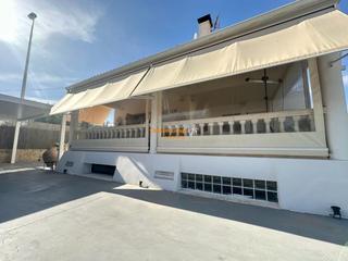 Casa adossada a Valverde. Espectacular propiedad en venta con piscina privada y sótano en