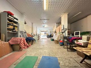 Local commercial à Crevillente. En venta local con posibilidad de hacer vivienda en crevillente!