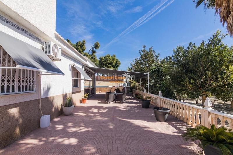 Foto 25dcf96a-0c4e-4ad1-851c-f9982a5b3db4. Xalet amb calefacció aparcament piscina a Jubalcoi Elche / Elx