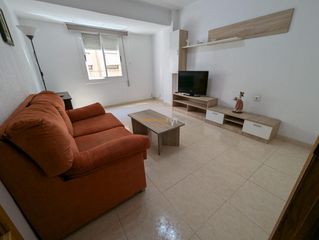 Affitto Appartamento in Plaza Crevillente - Antiguos Juzgados - El Asilo. Se alquila estupendo entresuelo, con balcón y patio junto pisos