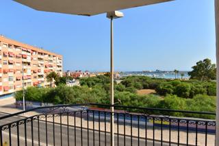Pis a Puerto Deportivo. Luminoso apartamento con vistas al mar y al puerto en torrevieja