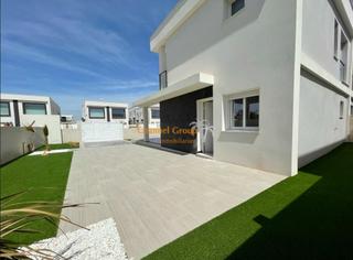 Chalet in Monte y Mar. Villa de estilo moderno con piscina en gran alacant