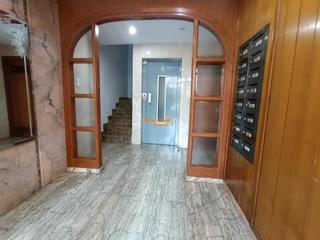 Planta baixa a Pont Nou - Corazón de Jesús. Se vende entresuelo comercial con ascensor!