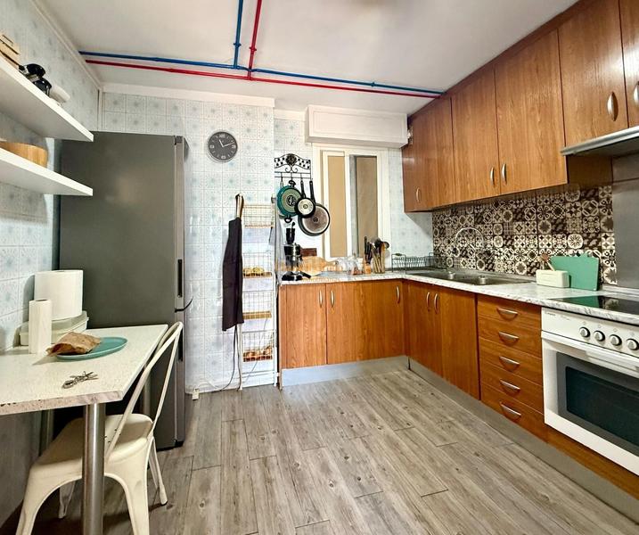 Foto f473a236-d7b2-4ed4-b52f-f7c8be326d96. Piccolo appartamento con parcheggio in Vistahermosa Alicante