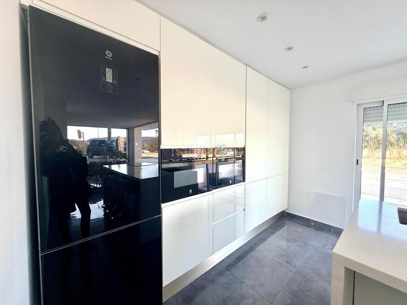 Foto 3450fe82-5e81-4314-9e2d-2c4cdba557bc. Chalet avec parking piscine dans Santa Faz Alicante