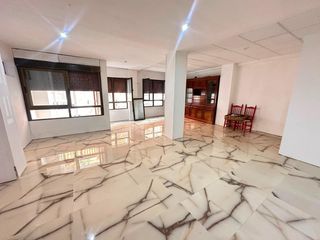 Ground floor in Carrús Este. Planta baja en carrús reformada.