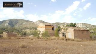 Maison à Algueña. Se vende terreno con casa