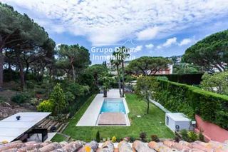 Maison  De la montanya. Villa de lujo con jardín privado, piscina y parcela de 1.600 m