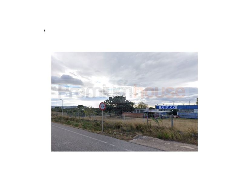 Foto 4a8990a8-fabe-4c91-982f-37ca36cb0b88. Area edificabile industriale in Mestral Reus