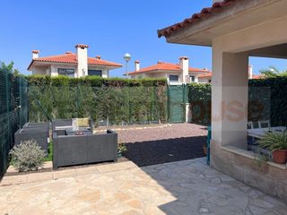 Casa adossada  Calle migjorn. Casa pareada en lhospitalet con tres dormitorios y garaje.