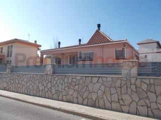 Xalet  Calle de la sentiu. Con piscina , bodega y gran garaje muy cerca de la playa del are
