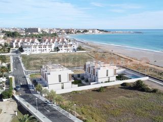 Casa adossada  Calle torn. Exclusivo adosado de tres plantas situado junto al mar.